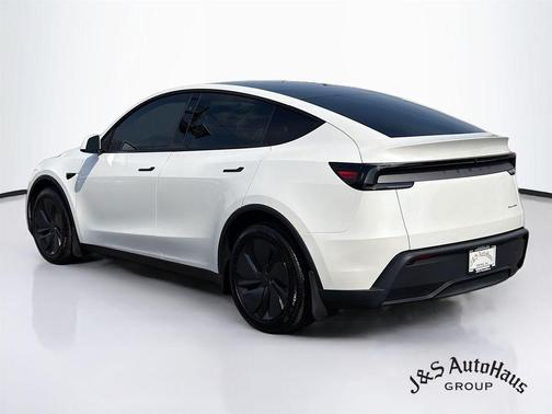 Pearl White 2026 Tesla Model Y Long Range