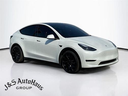 Pearl White 2023 Tesla Model Y Performance