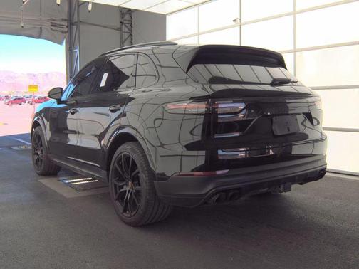 2023 Porsche Cayenne Platinum Edition