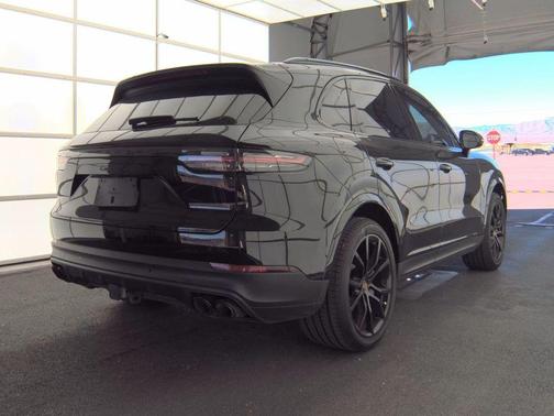 2023 Porsche Cayenne Platinum Edition