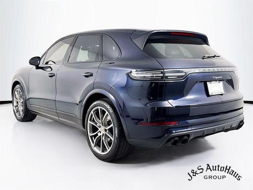 Moonlight Blue Metallic 2023 Porsche Cayenne Platinum Edition