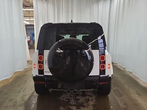 2024 Land Rover Defender P400 X-Dynamic SE