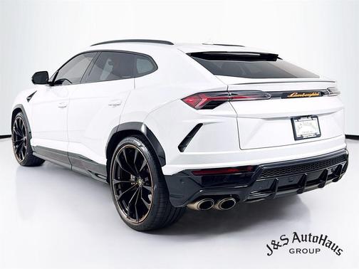 2022 Lamborghini Urus Pearl Capsule