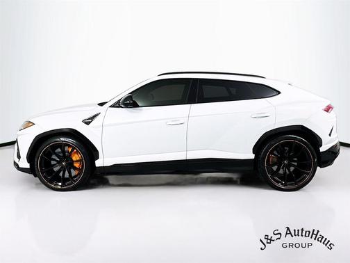 2022 Lamborghini Urus Pearl Capsule