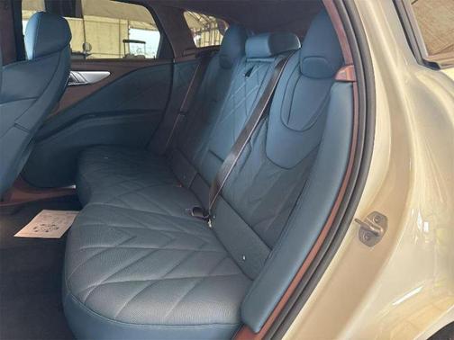 Mineral White Metallic 2024 BMW XM Base