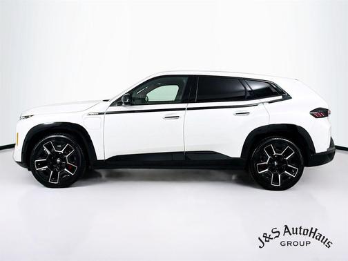 Mineral White Metallic 2024 BMW XM Base