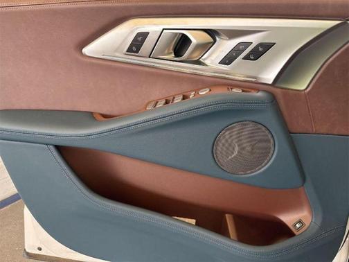 Mineral White Metallic 2024 BMW XM Base