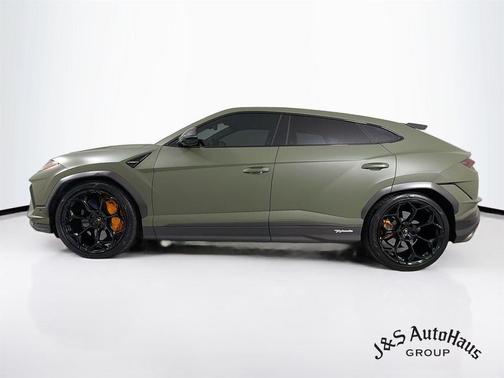 Green 2023 Lamborghini Urus Performante