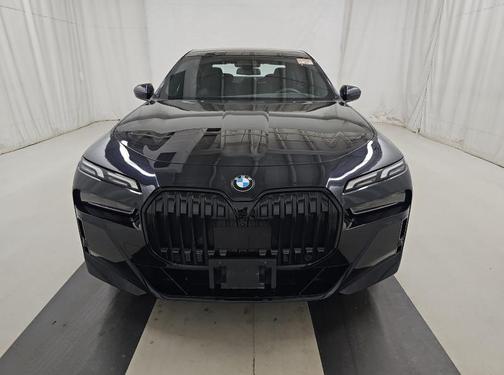 Carbon Black Metallic 2023 BMW 740 i