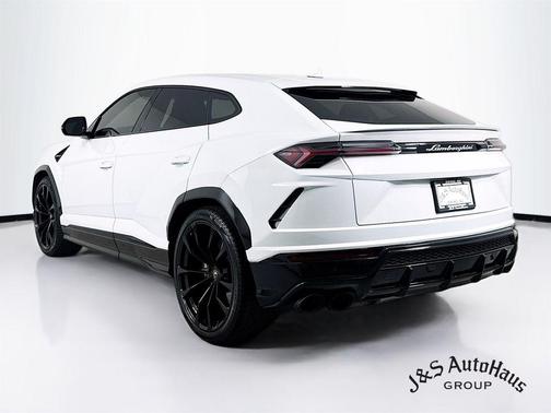 Bianco Icarus Metallic 2021 Lamborghini Urus