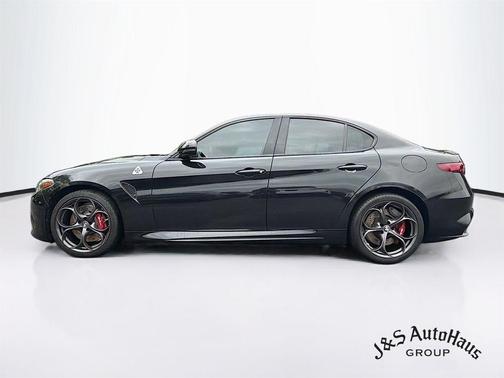Vulcano Black Metallic 2019 Alfa Romeo Giulia Quadrifoglio