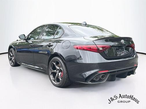 Vulcano Black Metallic 2019 Alfa Romeo Giulia Quadrifoglio