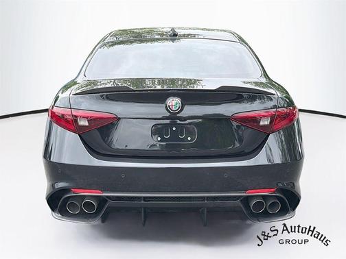Vulcano Black Metallic 2019 Alfa Romeo Giulia Quadrifoglio