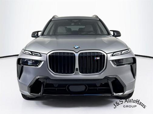 Metallic 2024 BMW X7 M60i