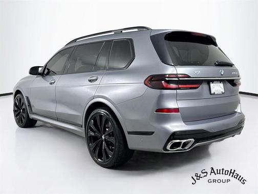 Metallic 2024 BMW X7 M60i