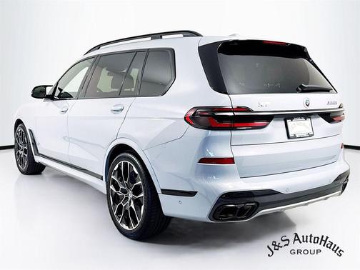 2023 BMW X7 M60i