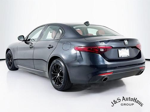 Vulcano Black Metallic 2017 Alfa Romeo Giulia Base