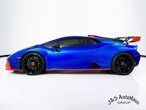 2023 Lamborghini Huracan STO Base