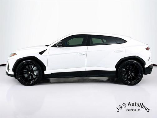2022 Lamborghini Urus Pearl Capsule