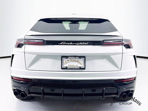 2022 Lamborghini Urus Pearl Capsule