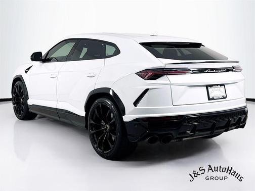 2022 Lamborghini Urus Pearl Capsule