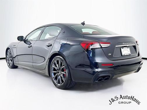 2022 Maserati Ghibli Modena Q4