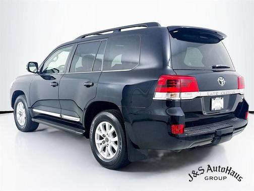 2017 Toyota Land Cruiser V8