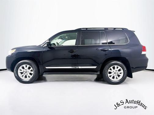 2017 Toyota Land Cruiser V8