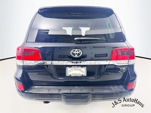 2017 Toyota Land Cruiser V8