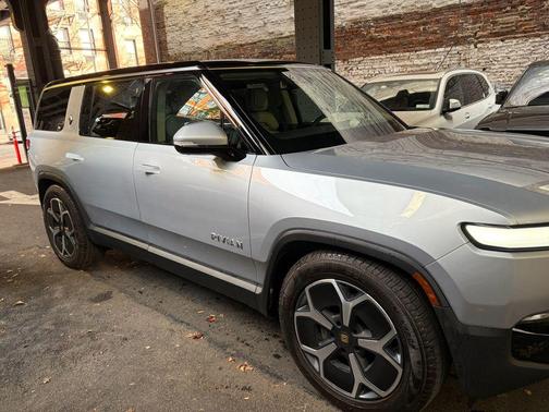 2024 Rivian R1S Adventure