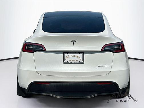 Pearl White 2023 Tesla Model Y Long Range