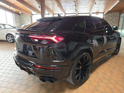 2021 Lamborghini Urus Graphite Capsule