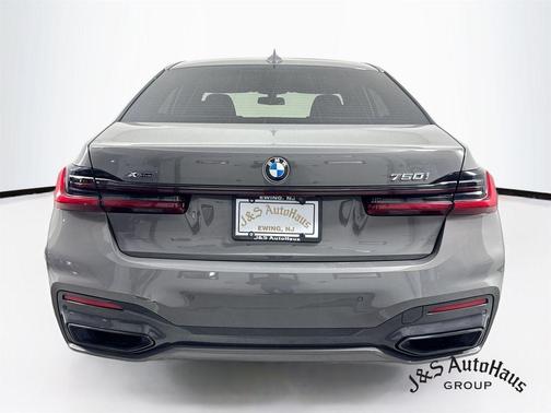 Bernina Gray Amber Effect Metallic 2022 BMW 750 i xDrive