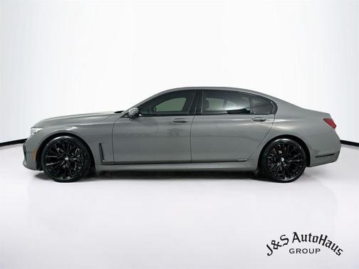 Bernina Gray Amber Effect Metallic 2022 BMW 750 i xDrive