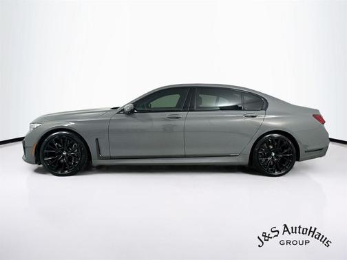 Bernina Gray Amber Effect Metallic 2022 BMW 750 i xDrive