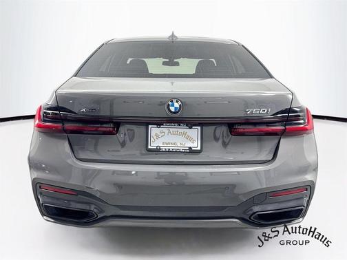 Bernina Gray Amber Effect Metallic 2022 BMW 750 i xDrive