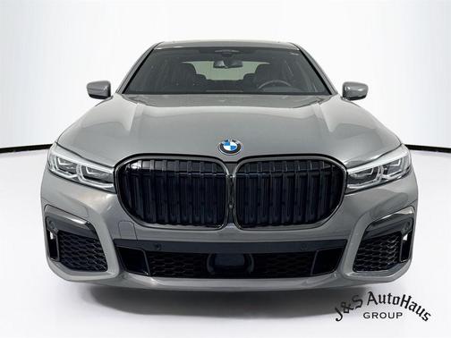 Bernina Gray Amber Effect Metallic 2022 BMW 750 i xDrive