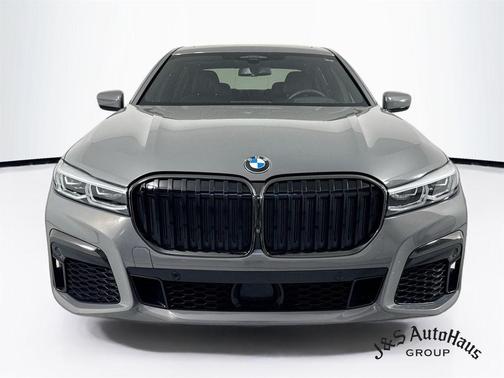 Bernina Gray Amber Effect Metallic 2022 BMW 750 i xDrive