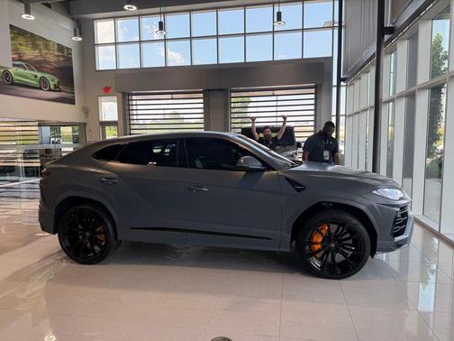 2022 Lamborghini Urus Base
