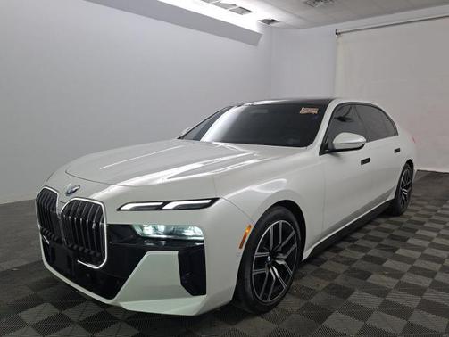 Mineral White Metallic 2024 BMW i7 xDrive60