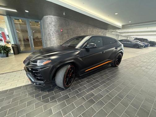 2022 Lamborghini Urus Pearl Capsule