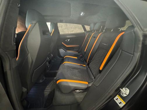 2022 Lamborghini Urus Pearl Capsule
