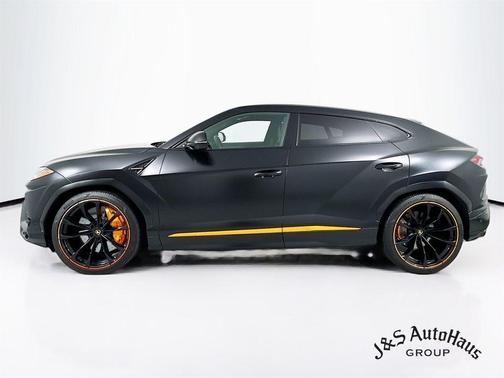 2022 Lamborghini Urus Pearl Capsule