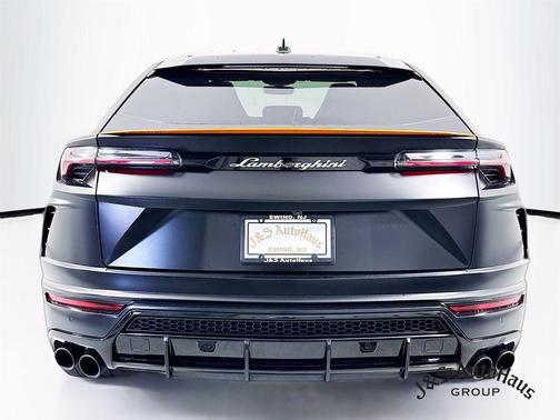 2022 Lamborghini Urus Pearl Capsule