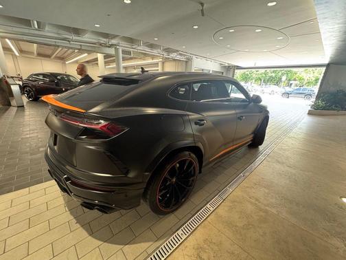 2022 Lamborghini Urus Pearl Capsule