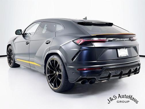 2022 Lamborghini Urus Pearl Capsule