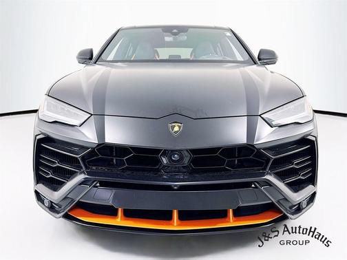 2022 Lamborghini Urus Pearl Capsule
