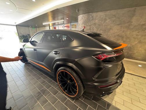 2022 Lamborghini Urus Pearl Capsule