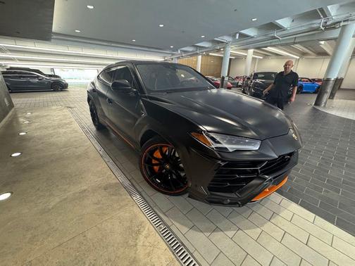 2022 Lamborghini Urus Pearl Capsule