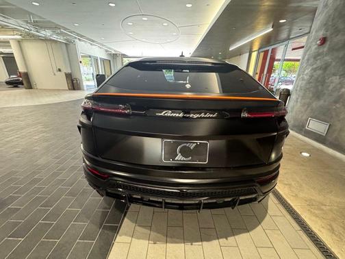 2022 Lamborghini Urus Pearl Capsule